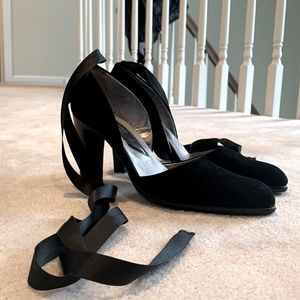 Black pumps with ribbon tie